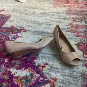 Naturalizer contrast wedge pump in nude